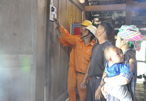 Cán bộ Công ty điện lực Đắk Lắk hướng dẫn người dân sử dụng các thiết bị điện an toàn