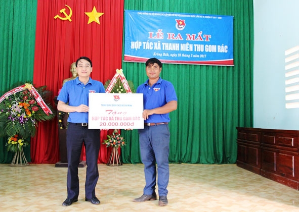 Trung ương Đoàn trao tặng kinh phí hỗ trợ cho Hợp tác xã thanh niên  thu gom rác Cư Pơng (huyện Krông Búk).  