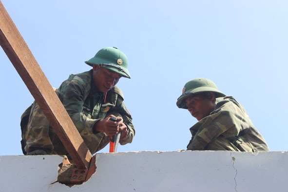 Đoàn viên, thanh niên Chi đoàn Quân sự huyện Ea Súp giúp dân khắc phục hậu quả lốc xoáy.