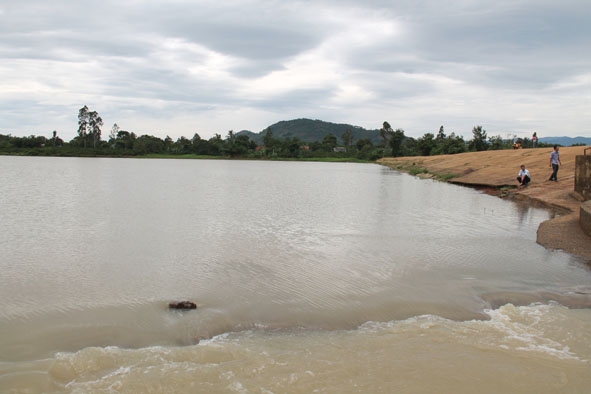 Hồ Dang Kang Thượng (huyện Krông Bông) đang có nguy cơ mất an toàn cao.  