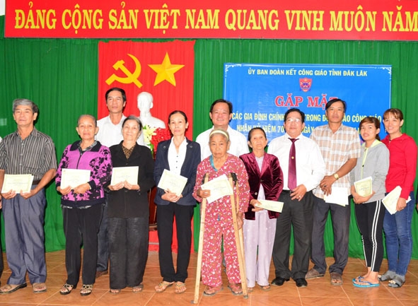 Ủy ban Đoàn kết Công giáo tỉnh thăm, tặng quà các gia đình chính sách tại huyện Krông Pắc.  