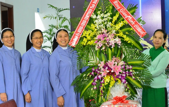 Ủy ban MTTQ Việt Nam tỉnh thăm, chúc mừng Giáng sinh tại hội dòng Nữ Vương Hòa Bình, hội dòng làm tốt công tác từ thiện xã hội. 
