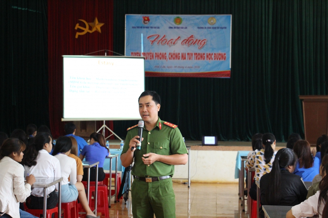 Đại diện Phòng Cảnh sát điều tra tội phạm về ma túy Công an tỉnh Đắk Lắk tuyên truyền phòng chống ma túy cho đoàn viên, thanh niên, học sinh