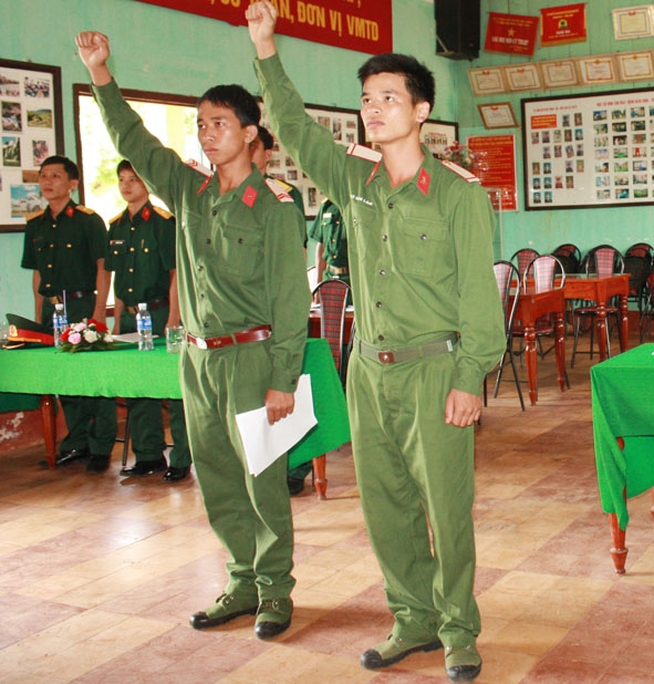 Đảng viên trẻ  tuyên thệ  trong Lễ  kết nạp Đảng của Chi bộ  Kho quân khí,  Đảng ủy  Phòng Kỹ thuật -  Bộ Chỉ huy  Quân sự tỉnh. (Ảnh: Bộ Chỉ huy Quân sự tỉnh cung cấp)