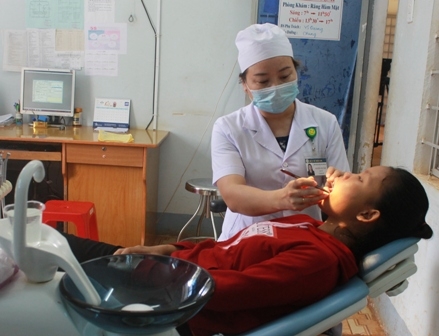 Khám răng cho người dân tại Bệnh viện Đa khoa huyện Cư Mgar. 