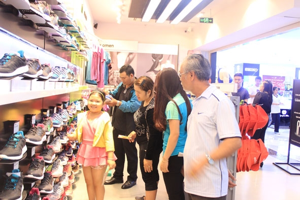 Người tiêu dùng mua hàng tại Vincom Plaza Buôn Ma Thuột.