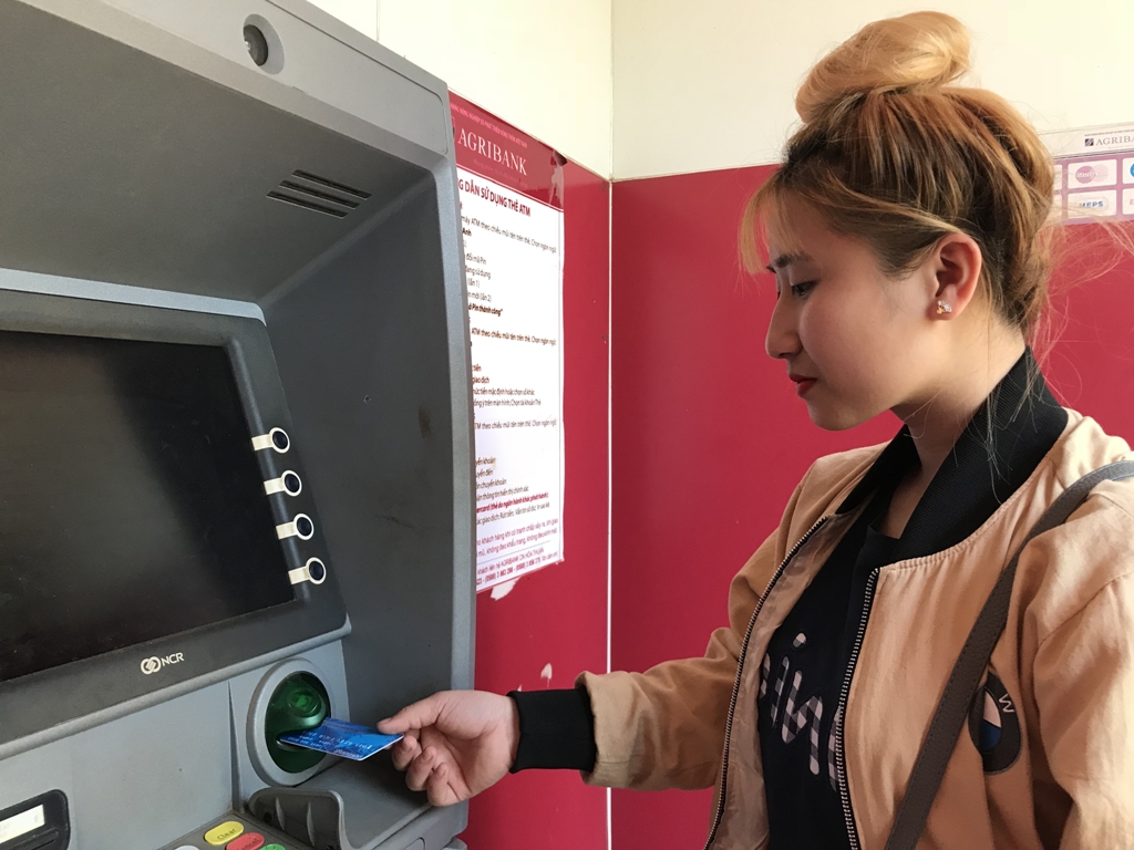 Sinh viên trường Đại học Tây Nguyên sử dụng dịch vụ ATM của Agribank Đắk Lắk