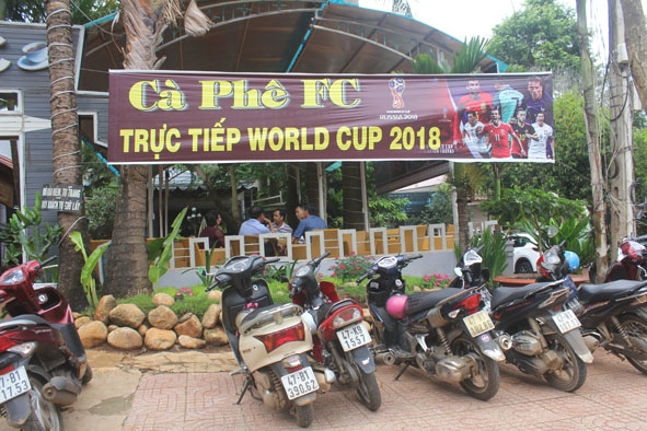 Băng rôn đồng hành cùng World Cup trên các con phố ở Buôn Ma Thuột.  