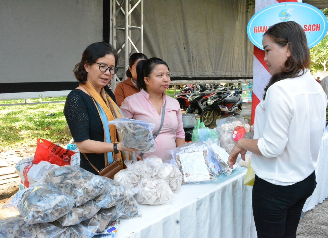 Bà Đinh Thị Danh (áo đen) giới thiệu sản phẩm nấm của Hợp tác xã nấm Linh chi và dịch vụ nông nghiệp Krông Ana tại Ngày hội phụ nữ khởi nghiệp năm 2018.  