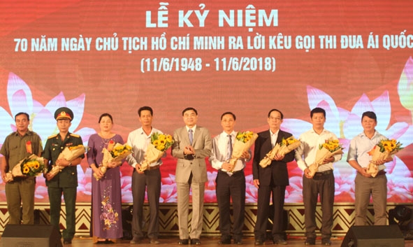      Ủy viên  Trung ương Đảng,  Phó Bí thư  Tỉnh ủy  Trần Quốc Cường tặng hoa  cho các tập thể  điển hình  tiên tiến  năm 2017.  