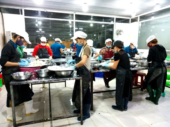  Công nhân tuyển lựa trái cây tại  Công ty TNHH Thương mại Gia Nguyễn Đắk Lắk.