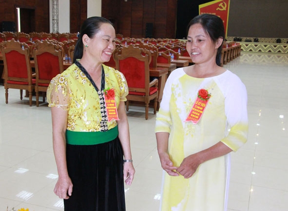 Chị Vi Thị Mai (bìa trái) và chị Lương  Thị Hiện (bìa phải)  tại Lễ kỷ niệm 70 năm  Ngày Chủ tịch  Hồ Chí Minh ra Lời  kêu gọi Thi đua  ái quốc năm 2018.    
