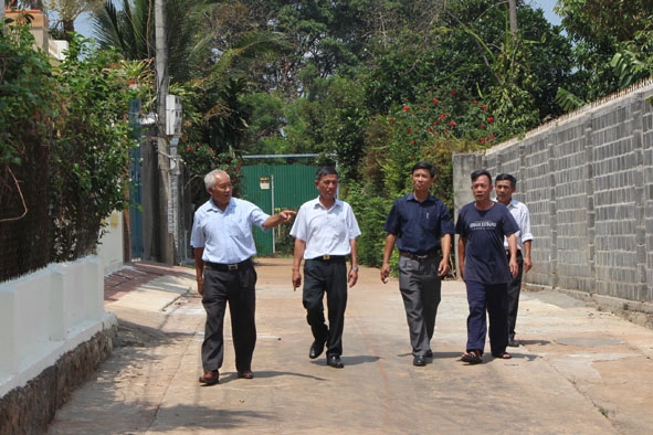 Cấp ủy Chi bộ tổ dân phố 8, phường Ea Tam (TP. Buôn Ma Thuột) kiểm tra con đường bê tông mới xây dựng do cán bộ, đảng viên và nhân dân đóng góp. 