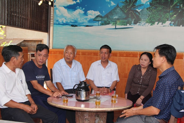 Cấp ủy Chi bộ tổ dân phố 8, phường Ea Tam (TP. Buôn Ma Thuột) trao đổi việc thực hiện kiểm tra giám sát đảng viên tại địa bàn.