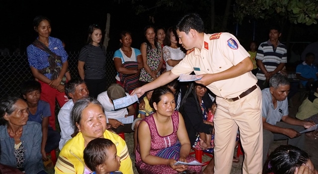 Mootj buổi phát động quần chúng tại buôn Ju (xã Ea Tul, huyện Krông Bông).