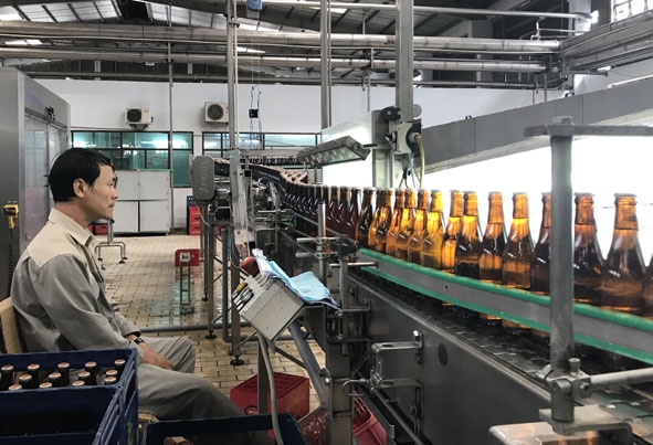 Dây chuyền sản xuất bia chai của Công ty Cổ phần Bia Sài Gòn - Miền Trung.  