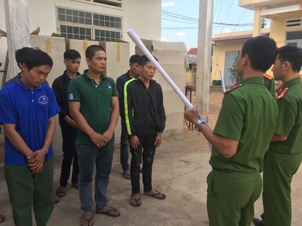  Cơ quan Công an làm việc với nhóm đối tượng dùng súng bắn người ở xã Ea Tân, huyện Krông Năng. 