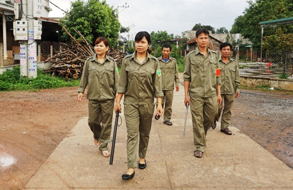 Tổ tự quản về an ninh trật tự  ở thôn 10, xã Hòa Sơn thường xuyên  tuần tra  bảo đảm ANTT. 