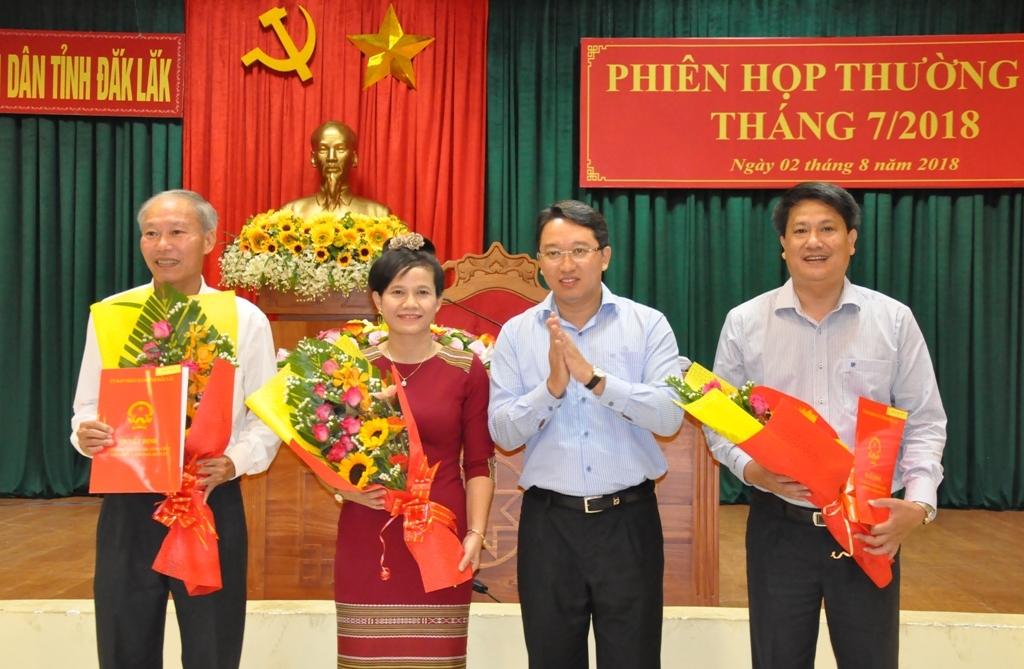 Phó Chủ tịch Thường trực UBND tỉnh Nguyễn Hải Ninh trao các quyết định điều động, bổ nhiệm cán bộ của UBND tỉnh