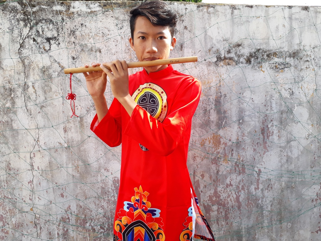 Em Nguyễn Viết Tiến với niềm đam mê sáo trúc.