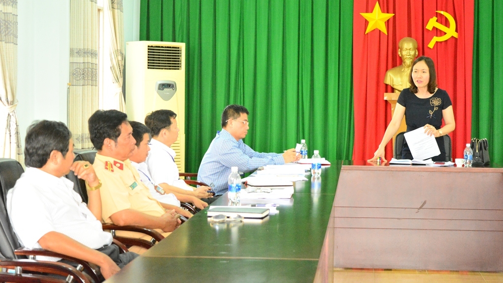 Phó Chủ tịch UBND huyện Krông Pắc Ngô Thị Minh Trinh phát biểu chỉ đạo tại cuộc họp.