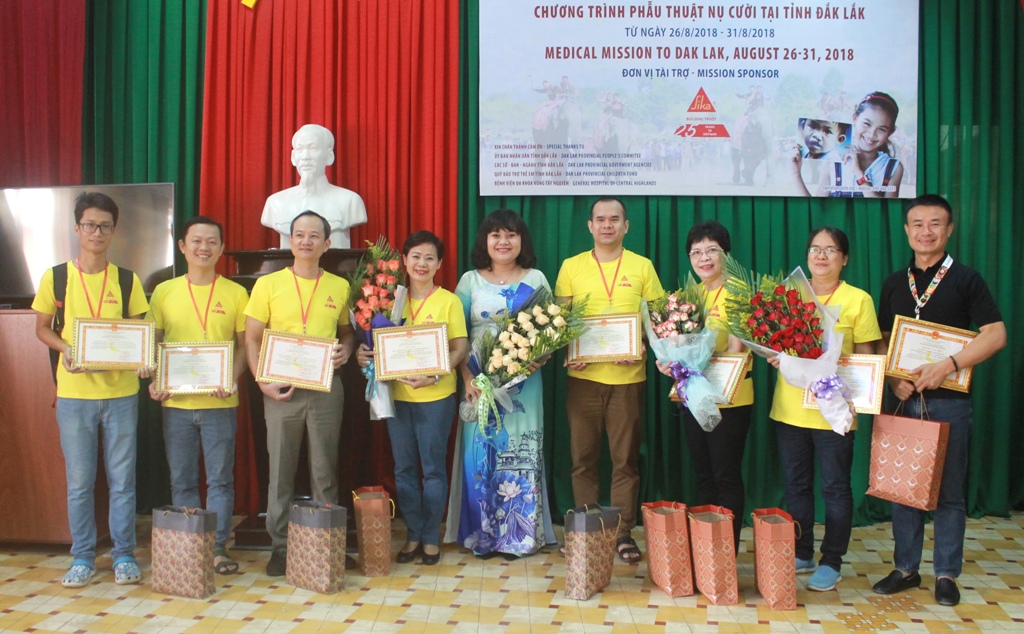 chủ tịch UBND tỉnh, Chủ tịch Hội đồng Bảo trợ quỹ bảo trợ trẻ em tỉnh H’Yim Kdoh trao bằng khen của UBND tỉnh tặng Tổ chức Operation Smile Việt Nam, đơn vị tài trợ - Công ty Sika Limeted Việt Nam và đại diện các bệnh viện hỗ trợ chương trình. 