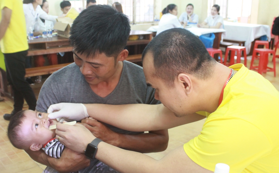 Bác sĩ của Tổ chức Operation Smile Việt Nam thăm khám cho trẻ bị dị tật hở vòm miệng trên địa bàn. 