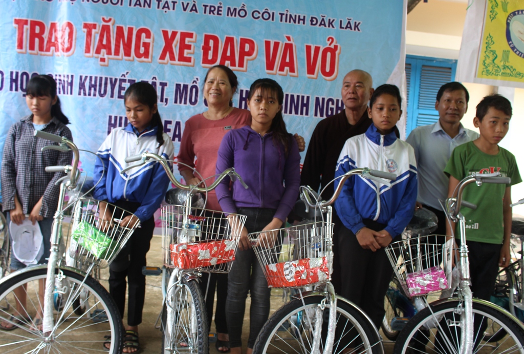 Trao xe đạp tặng hoc sinh có hoàn cảnh khó khăn huyện Ea Súp
