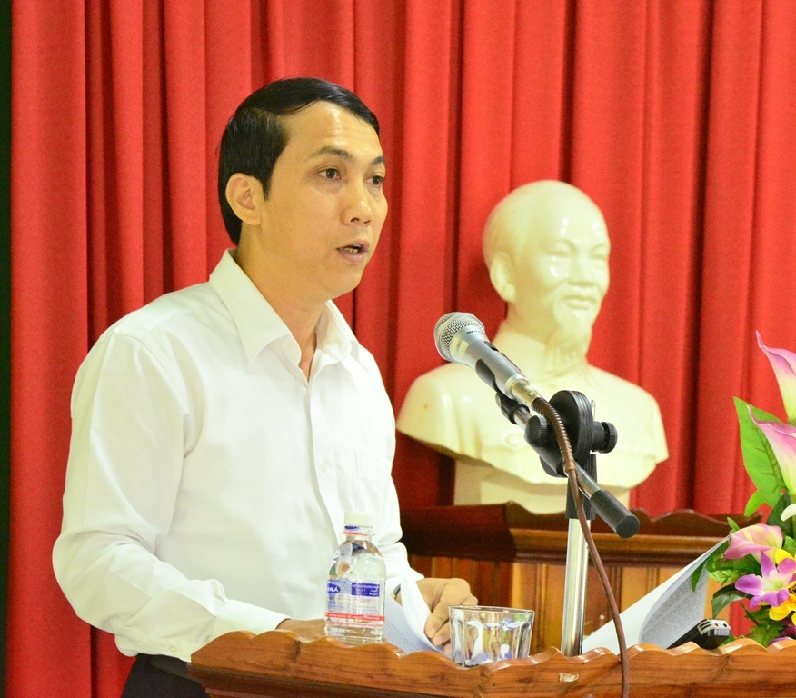 Bí thư Huyện ủy Nguyễn Đình Viên phát biểu tại buổi đối thoại.
