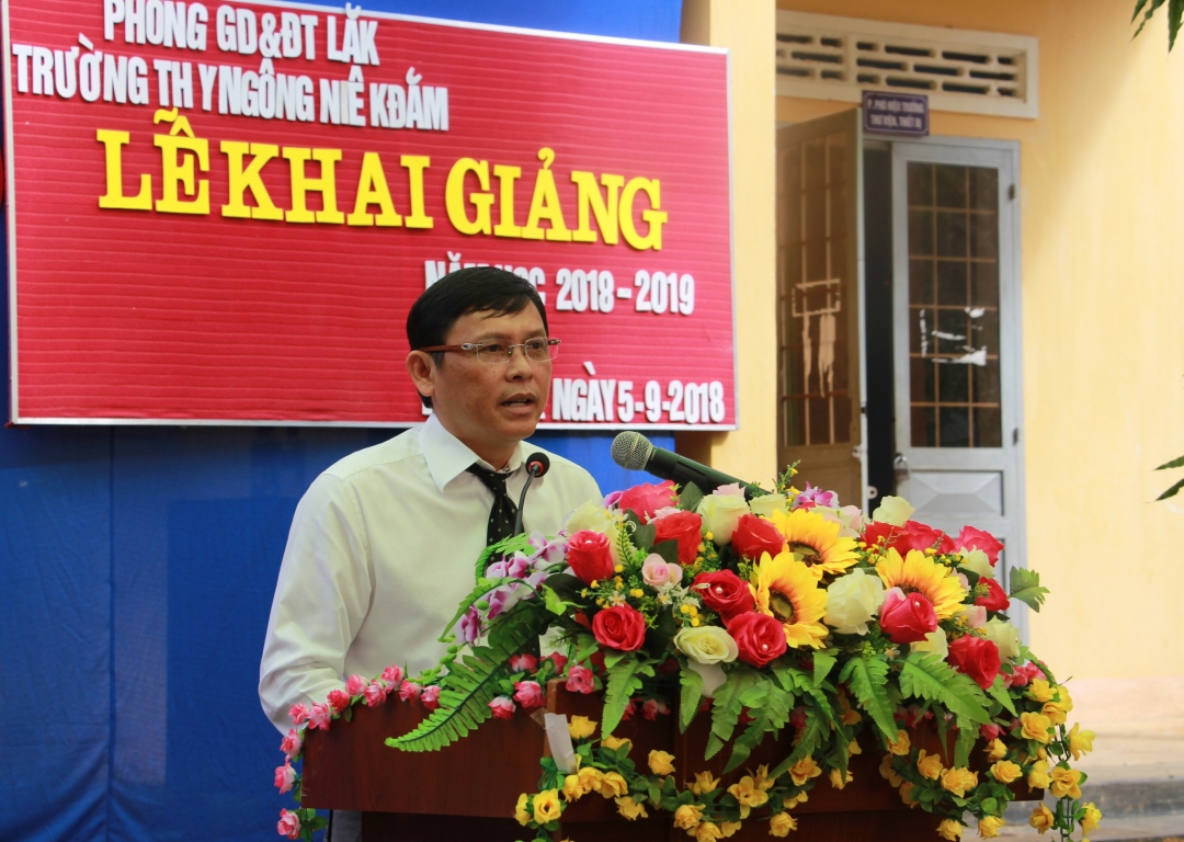 Tỉnh ủy viên, Phó Chủ tịch UBND tỉnh Nguyễn Tuấn Hà đọc thư của Chủ tịch nước nhân dịp khai giảng năm học mới. 