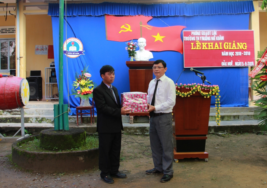Tỉnh ủy viên, Phó Chủ tịch UBND tỉnh Nguyễn Tuấn Hà trao quà cho Trường TH Y Ngông Niê Kđăm. 