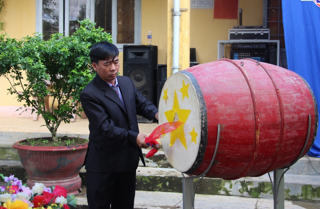 Hiệu trưởng Trường TH Y Ngông Niê Kđăm, Trần Văn Chính đánh trống khai giảng năm học mới. 