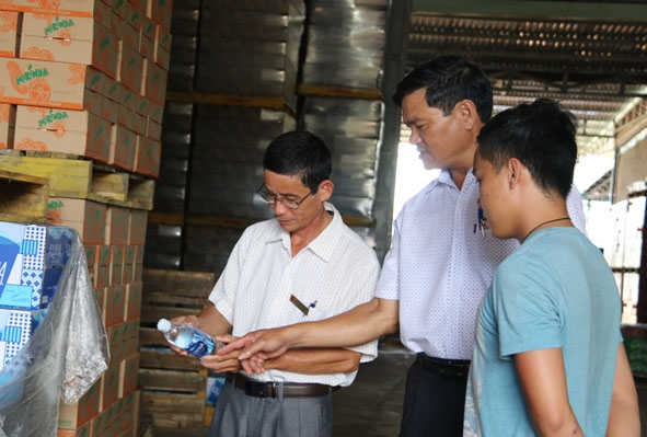 Cán bộ Chi cục Thuế thị xã Buôn Hồ kiểm tra hàng hóa tại kho của một doanh nghiệp trên địa bàn.