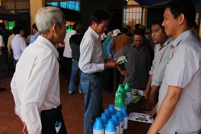 Người dân huyện Krông Năng tìm hiểu về thuốc bảo vệ thực vật