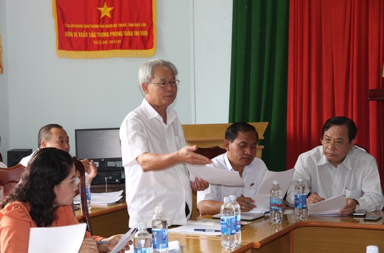 Chánh án TAND thành phố Buôn Ma Thuột Nguyễn Minh Hoàng trao đổi thêm một số ý kiến với Đoàn giám sát.