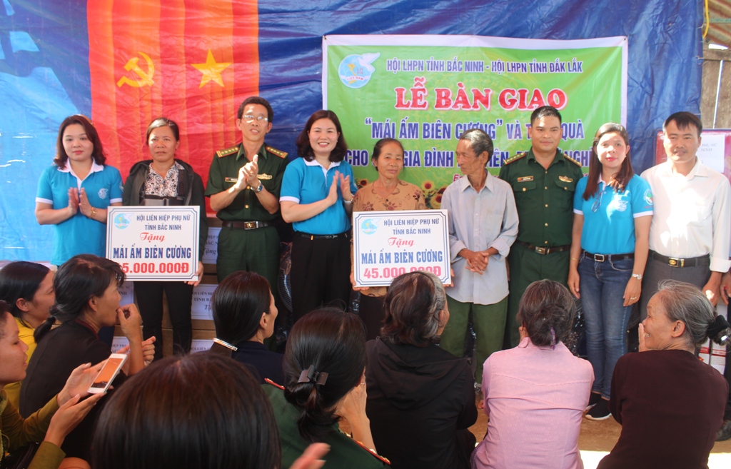 Đại diện các đơn vị bàn giao nhà tặng hai gia đình phụ nữ có hoàn cảnh khó khăn trên địa bàn xã Ea Bung