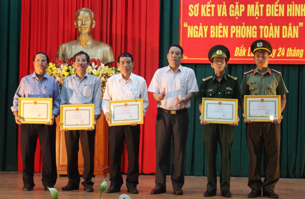 Phó Chủ tịch UBND tỉnh Võ Văn Cảnh trao Bằng khen tặng các cá nhân