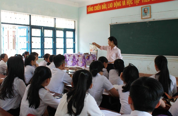 Cán bộ dân số huyện Ea Kar nói chuyện ngoại khóa với học sinh trên địa bàn về sức khỏe sinh sản, phòng chống xâm hại tình dục. 