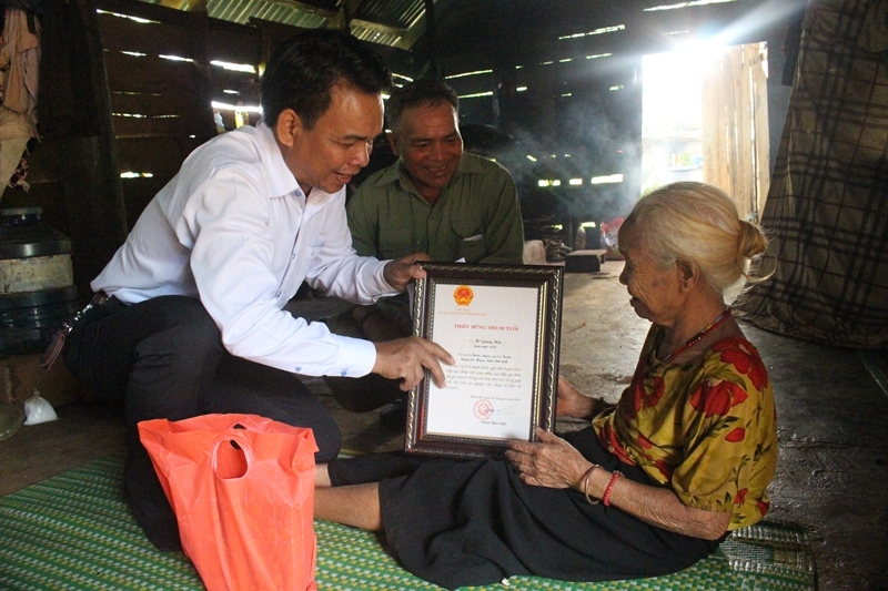 Đại diện UBND huyện gửi thiếp mừng thọ của Chủ tịch UBND tỉnh đến cụ H'Găng Niê, sinh năm 1928 ở buôn Ayun (xã Ea Kuêh, huyện Cư M'gar).
