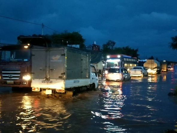 Phương tiện giao thông lưu thông khó khăn do Quốc lộ 27 (đoạn qua địa bàn thôn 2,  xã Ea Tiêu và xã Ea Ktur, huyện Cư Kuin) bị ngập nước.  