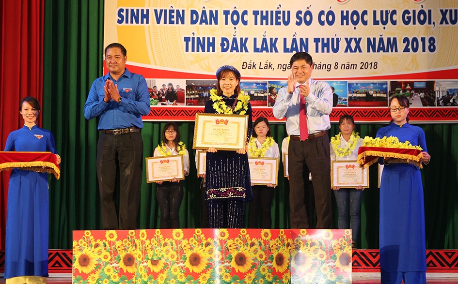 Phó Bí thư Thường trực Tỉnh ủy Phạm Minh Tấn (phải) và Bí thư Tỉnh Đoàn Y Nhuân Byă trao Bằng khen tặng sinh viên dân tộc thiểu số có học lực xuất sắc.