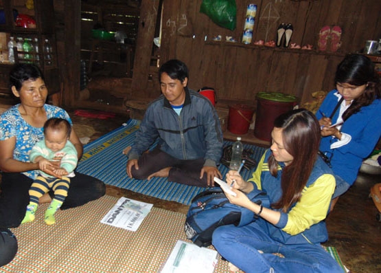 Người nhà một nạn nhân vụ xâm hại tình dục trẻ em (bìa trái) ở xã Ea Tul (huyện Cư M’gar) trao đổi thông tin với báo chí.