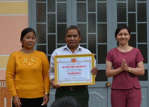Phó Bí thư Thành ủy Buôn Ma Thuột Nguyễn Thị Tường Loan trao tiền hỗ trợ xây nhà ở cho gia đình ông Y Tuk Ađrơng