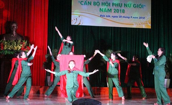 Nhạc kịch “10 cô gái Ngã ba Đồng Lộc” do Thượng úy Trần Thị Hà và đồng đội thể hiện. 