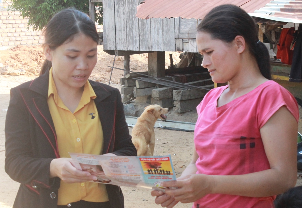 Cán bộ y tế tuyên truyền cho người dân huyện M'Đrắk về các biện pháp phòng chống bệnh dại. 