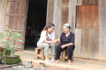 Bà nội em Bùi Thị Như Vân an ủi, động viên cháu mỗi khi cháu buồn. 