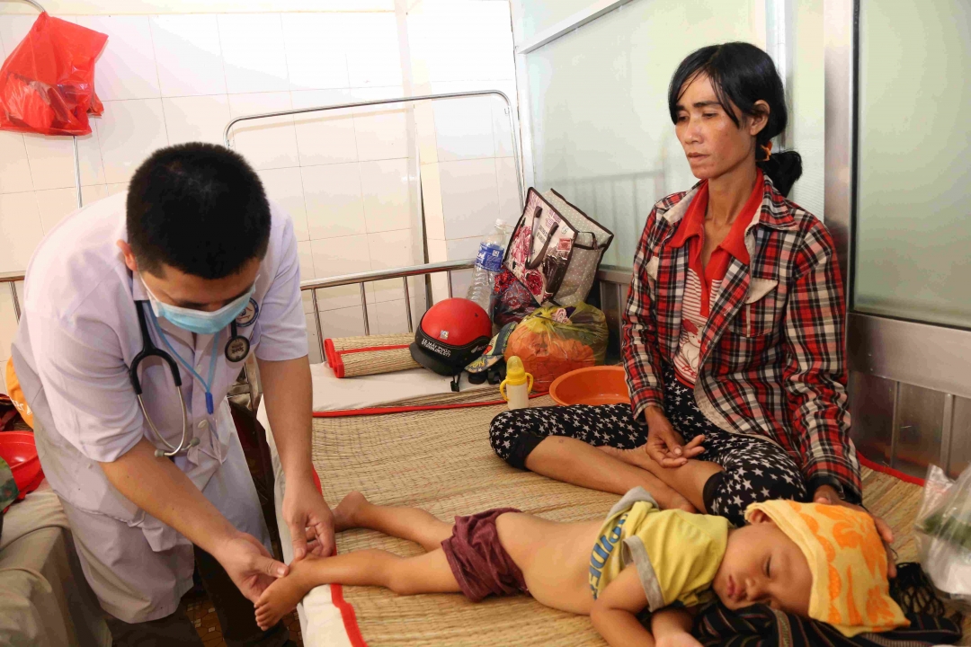 Một trẻ mắc bệnh TCM điều trị tại khoa Nhi tổng hợp, Bệnh viện Đa khoa vùng Tây Nguyên.