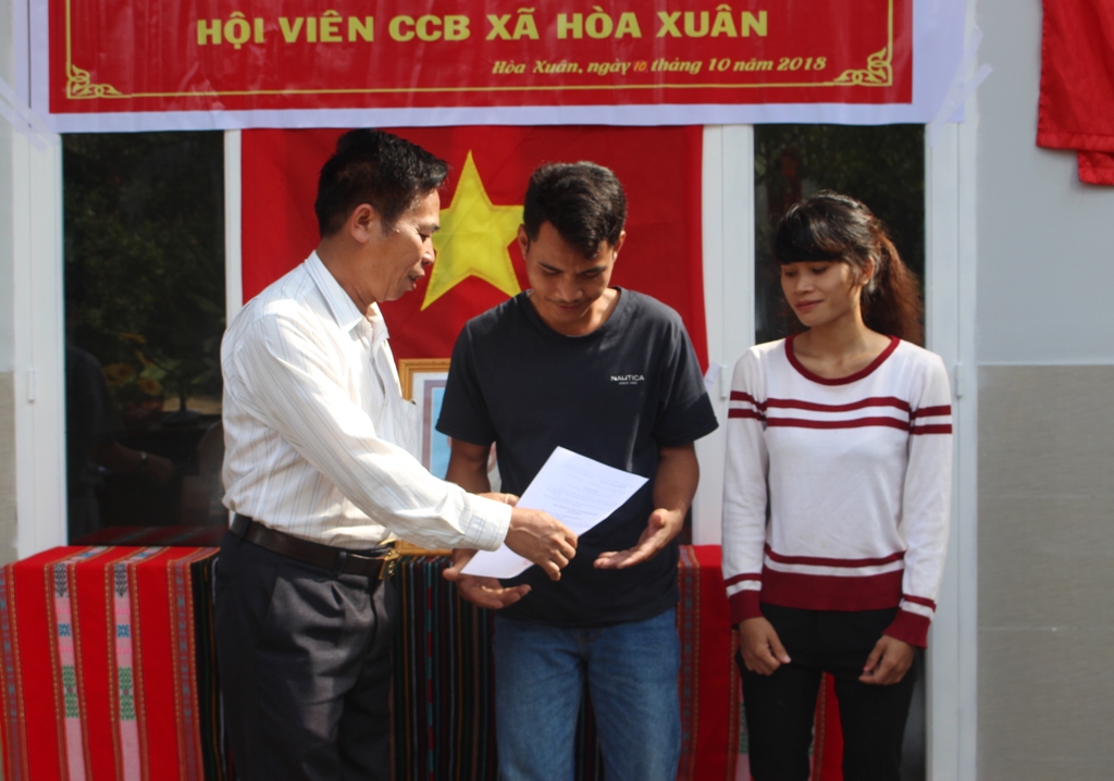 Đại diện Hội Cựu chiến binh thành phố trao Quyết định tặng nhà cho vợ chồng ông Y Yương Byă