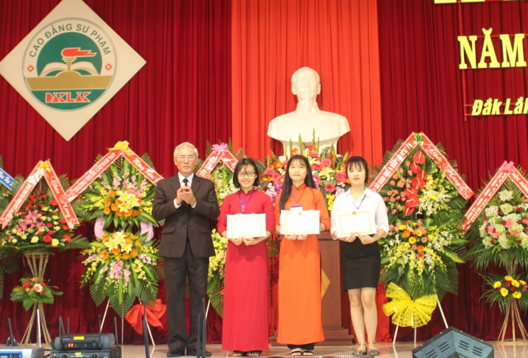 Hiệu trưởng Trường Cao đẳng Sư phạm Đắk Lắk Nguyễn Trọng Hòa trao thưởng cho HSSV đạt thành tích cao trong học tập.