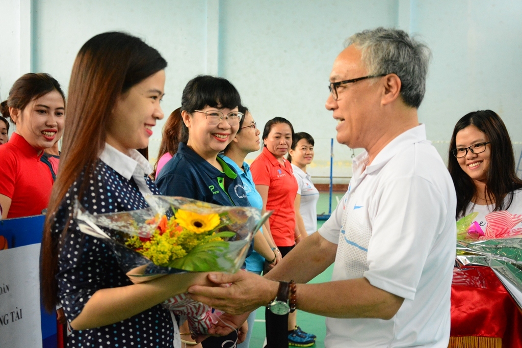 Tổng Biên tập Báo Đắk Lắk Nguyễn Văn Phú tặng hoa chúc mừng các vận động viên nữ nhân kỷ niệm Ngày thành lập Hội Liên hiệp Phụ nữ Việt Nam.